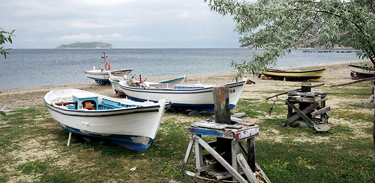 Marmara adasi cinarli köyünde kayiklar