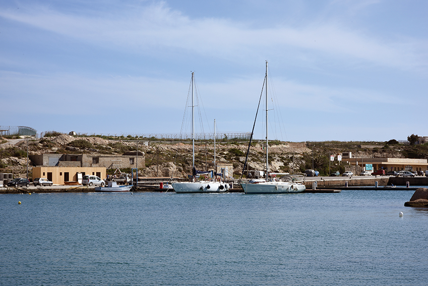 Avrupa'dan c¦ğ¦-k¦-s¦ğ is¦ğlemlerini, Malta ile Tunus aras¦-ndaki Lampedusa Adas¦-'ndan yap¦-yoruz. Buras¦- ayn¦- zamanda s¦-g¦å¦-nmac¦- go¦êc¦ğmenlerin de en fazla rabet ettikleri yerlerden